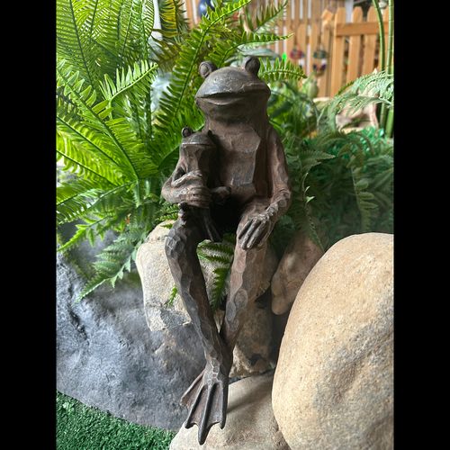 Pond Sitting Frog Garden Ornament - Weatherproof Outdoor Décor